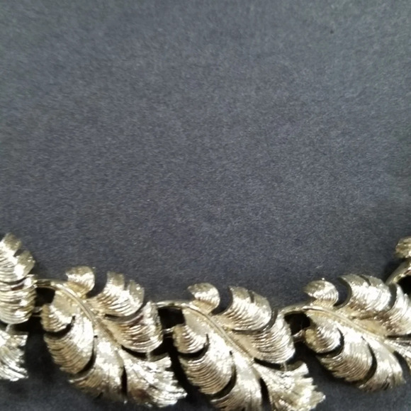 Vintage Lisner Intricately Crafted Leaves Choker in Silvertone - Picture 2 of 10